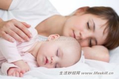 婴儿不宜过早分床睡