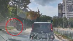 无视车流骑代步车过马路 年长者险被车撞